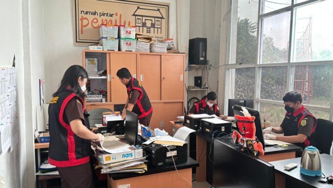 Tim penyidik dari Kejari Murung Raya melakukan penggeledahan Kantor KPU Mura, Rabu (23/9).