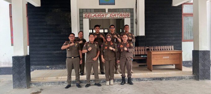 Plt Kasatpol PP Barsel Ollive Prata saat menerima kunjungan Satpol PP Kotim.