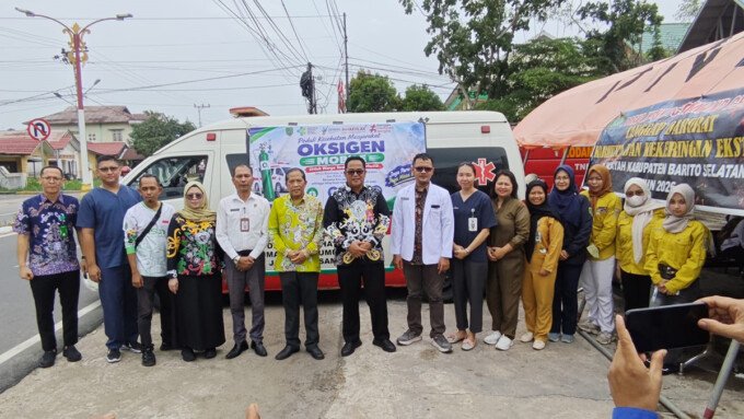 Dinkes Barsel bersama dokter spesialis memantau layanan mobil oksigen keliling di Kantor BPBD Barsel.