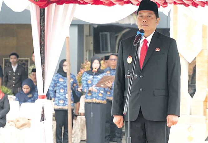Wakil Bupati Barito Utara, Felix Sonadie Y Tingan AMd, membacakan amanat saat memimpin Apel Peringatan Hari Kesaktian Pancasila 2026, di Halaman Kantor Bupati Barito Utara, Kamis (1/10).