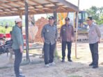 Bupati Barito Utara, H Shalahuddin ST MT (tengah), didampingi Wakil Bupati Felix Sonadie Y Tingan AMd dan Sekretaris Daerah Drs Muhlis, meninjau progres pembangunan jalan ruas Simpang KM 34 – Simpang Benangin, belum lama ini. Bupati Barito Utara, H Shalahuddin ST MT (tengah), didampingi Wakil Bupati Felix Sonadie Y Tingan AMd dan Sekretaris Daerah Drs Muhlis, meninjau progres pembangunan jalan ruas Simpang KM 34 – Simpang Benangin, belum lama ini.