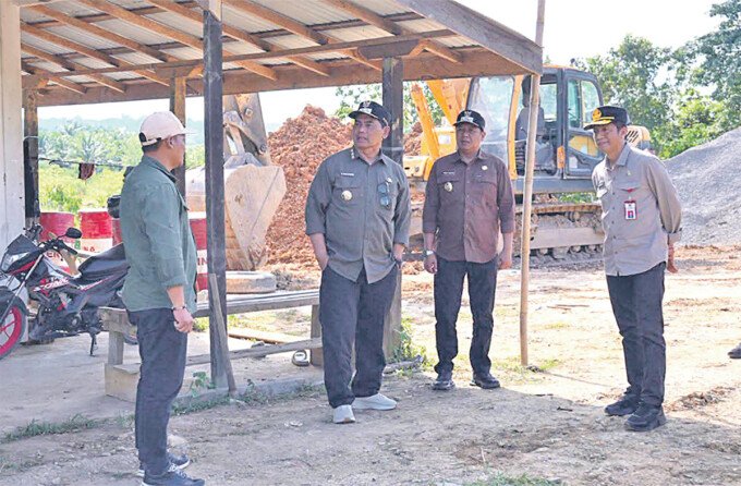 Bupati Barito Utara, H Shalahuddin ST MT (tengah), didampingi Wakil Bupati Felix Sonadie Y Tingan AMd dan Sekretaris Daerah Drs Muhlis, meninjau progres pembangunan jalan ruas Simpang KM 34 – Simpang Benangin, belum lama ini.