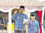 Bupati Barito Utara, H Shalahuddin ST MT, memimpin pelaksanaan apel pagi jajaran ASN di Halaman Kantor Bupati Barito Utara, belum lama ini.
