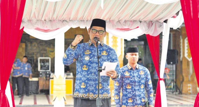 Bupati Barito Utara, H Shalahuddin ST MT, memimpin pelaksanaan apel pagi jajaran ASN di Halaman Kantor Bupati Barito Utara, belum lama ini.