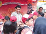 Bupati Barito Utara, H Shalahuddin ST MT berinteraksi dengan pelajar SDN 7 Lanjas di sela-sela kegiatan Monev program revitalisasi sekolah bersama Kepala BPMP Provinsi Kalimantan Tengah, Sabtu (17/10).