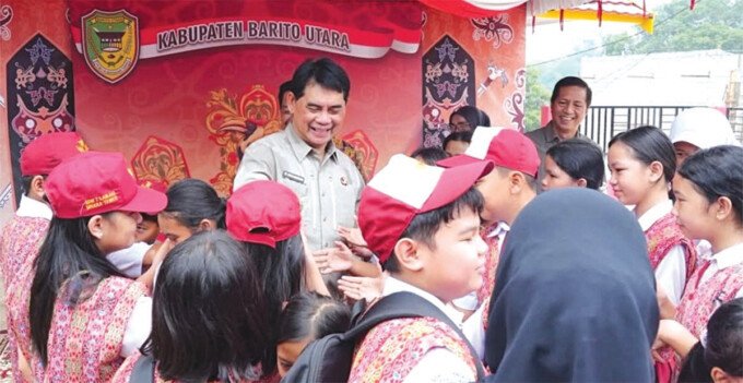 Bupati Barito Utara, H Shalahuddin ST MT berinteraksi dengan pelajar SDN 7 Lanjas di sela-sela kegiatan Monev program revitalisasi sekolah bersama Kepala BPMP Provinsi Kalimantan Tengah, Sabtu (17/10).