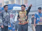 Bupati Barito Utara, H Shalahuddin ST MT (tengah) didampingi Wakil Bupati Felix Sonadie Y Tingan A Md (kiri) dan Plt Kepala Dinas PUPR Barito Utara H Rody saat melakukan peninjauan pengaspalan Jalan Panglima Batur, Muara Teweh, dekat area Waterfront City, Kamis (15/10). Bupati Barito Utara, H Shalahuddin ST MT (tengah) didampingi Wakil Bupati Felix Sonadie Y Tingan A Md (kiri) dan Plt Kepala Dinas PUPR Barito Utara H Rody saat melakukan peninjauan pengaspalan Jalan Panglima Batur, Muara Teweh, dekat area Waterfront City, Kamis (15/10).
