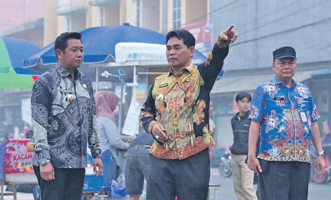 Bupati Barito Utara, H Shalahuddin ST MT (tengah) didampingi Wakil Bupati Felix Sonadie Y Tingan A Md (kiri) dan Plt Kepala Dinas PUPR Barito Utara H Rody saat melakukan peninjauan pengaspalan Jalan Panglima Batur, Muara Teweh, dekat area Waterfront City, Kamis (15/10).