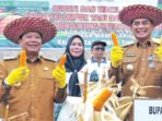 Barito Utara Bupati Barito Utara, H Shalahuddin ST MT, didampingi Wakil Bupati Felix Sonadie Y Tingan AMd menghadiri, acara panen bersama jagung hibrida yang dikelola oleh kelompok tani di Desa Mampuak I, Kecamatan Teweh Timur, Selasa (20/10).