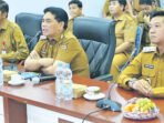 Bupati Barito Utara, H Shalahuddin ST MT (tengah), didampingi Wakil Bupati Felix Sonadie Y Tingan AMd (kanan), dan Sekretaris Daerah Drs Muhlis (kiri), memimpin Rapat Evaluasi dan Percepatan Pembangunan Infrastruktur, di Aula Dinas PUPR Kabupaten Barito Utara, Senin (19/10). Bupati Barito Utara, H Shalahuddin ST MT (tengah), didampingi Wakil Bupati Felix Sonadie Y Tingan AMd (kanan), dan Sekretaris Daerah Drs Muhlis (kiri), memimpin Rapat Evaluasi dan Percepatan Pembangunan Infrastruktur, di Aula Dinas PUPR Kabupaten Barito Utara, Senin (19/10).