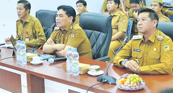 Bupati Barito Utara, H Shalahuddin ST MT (tengah), didampingi Wakil Bupati Felix Sonadie Y Tingan AMd (kanan), dan Sekretaris Daerah Drs Muhlis (kiri), memimpin Rapat Evaluasi dan Percepatan Pembangunan Infrastruktur, di Aula Dinas PUPR Kabupaten Barito Utara, Senin (19/10).