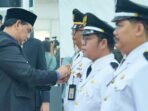 Bupati Barito Utara, H Shalahuddin ST MT memimpin prosesi pelantikan dan pengambilan sumpah 55 Pejabat Administrator dan Pejabat Pengawas di lingkungan Pemkab Barito Utara, di Gedung Balai Antang, Jumat (23/10).
