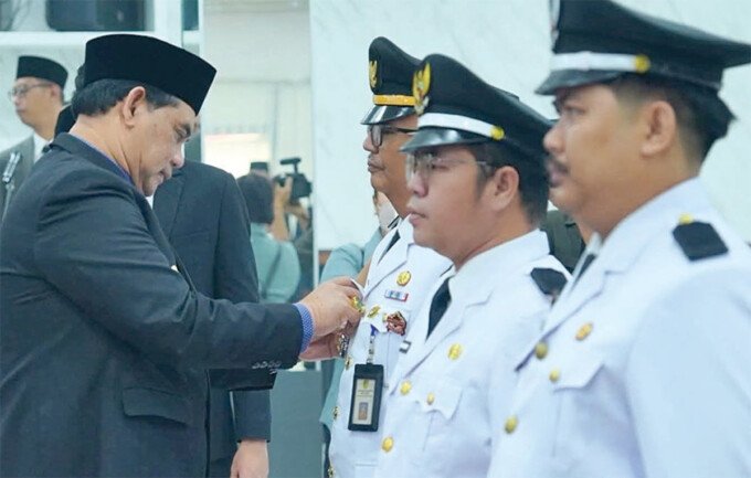Bupati Barito Utara, H Shalahuddin ST MT memimpin prosesi pelantikan dan pengambilan sumpah 55 Pejabat Administrator dan Pejabat Pengawas di lingkungan Pemkab Barito Utara, di Gedung Balai Antang, Jumat (23/10).