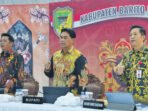 Bupati Barito Utara, H Shalahuddin ST MT (tengah), didampingi Wakil Bupati Felix Sonadie Y Tingan AMd, dan Sekretaris Daerah Drs Muhlis, memimpin rapat koordinasi bersama para camat dan kepala puskesmas se-Kabupaten Barito Utara, di Gedung Balai Antang, Kamis (22/10).
