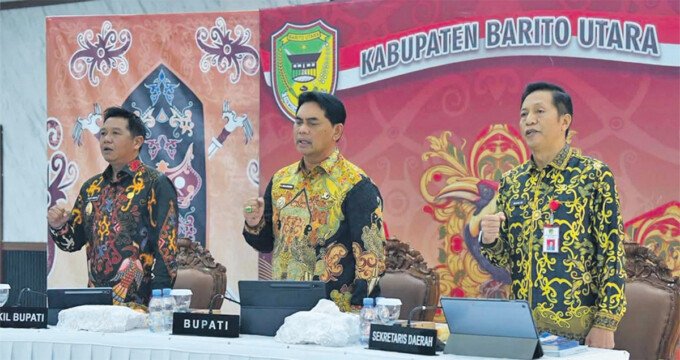 Bupati Barito Utara, H Shalahuddin ST MT (tengah), didampingi Wakil Bupati Felix Sonadie Y Tingan AMd, dan Sekretaris Daerah Drs Muhlis, memimpin rapat koordinasi bersama para camat dan kepala puskesmas se-Kabupaten Barito Utara, di Gedung Balai Antang, Kamis (22/10).