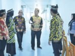 Bupati Barito Utara, H Shalahuddin ST MT (tengah), didampingi Wakil Bupati Felix Sonadie Y Tingan, Sekretaris Daerah Drs. Muhlis, serta Kepala Dinas Kesehatan, Simamoraturahman, meninjau langsung sejumlah fasilitas dan progres pelayanan di RSUD Muara Teweh, Rabu (22/10).