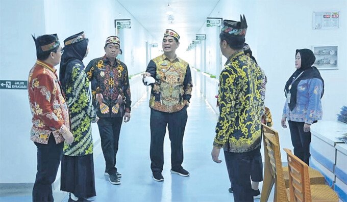 Bupati Barito Utara, H Shalahuddin ST MT (tengah), didampingi Wakil Bupati Felix Sonadie Y Tingan, Sekretaris Daerah Drs. Muhlis, serta Kepala Dinas Kesehatan, Simamoraturahman, meninjau langsung sejumlah fasilitas dan progres pelayanan di RSUD Muara Teweh, Rabu (22/10).