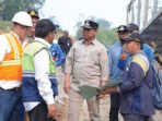 Bupati Barito Utara, H Shalahuddin ST MT didampingi Wakil Bupati Felix Soenadi Y Tingan, Sekretaris Daerah Drs Muhlis, dan Kepala Dinas PUPR H Rody, meninjau langsung progres pembangunan fisik Jembatan Lemo, Kamis (1/10). Bupati Barito Utara, H Shalahuddin ST MT didampingi Wakil Bupati Felix Soenadi Y Tingan, Sekretaris Daerah Drs Muhlis, dan Kepala Dinas PUPR H Rody, meninjau langsung progres pembangunan fisik Jembatan Lemo, Kamis (1/10).