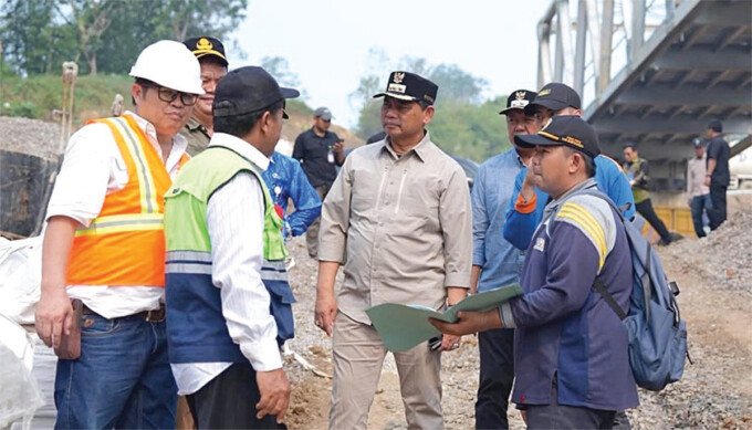 Bupati Barito Utara, H Shalahuddin ST MT didampingi Wakil Bupati Felix Soenadi Y Tingan, Sekretaris Daerah Drs Muhlis, dan Kepala Dinas PUPR H Rody, meninjau langsung progres pembangunan fisik Jembatan Lemo, Kamis (1/10).