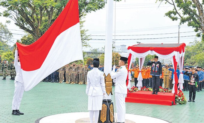 Sekretaris Daerah Kabupaten Barito Utara, Drs Muhlis, memimpin Upacara Peringatan Hari Sumpah Pemuda ke-98, di Halaman Kantor Bupati Barito Utara, Rabu (28/10).