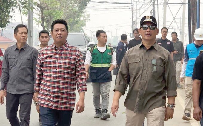 Bupati Barito Utara, H Shalahuddin ST MT meninjau langsung progres pelebaran jalan di kawasan Kota Muara Teweh, Minggu (4/10).