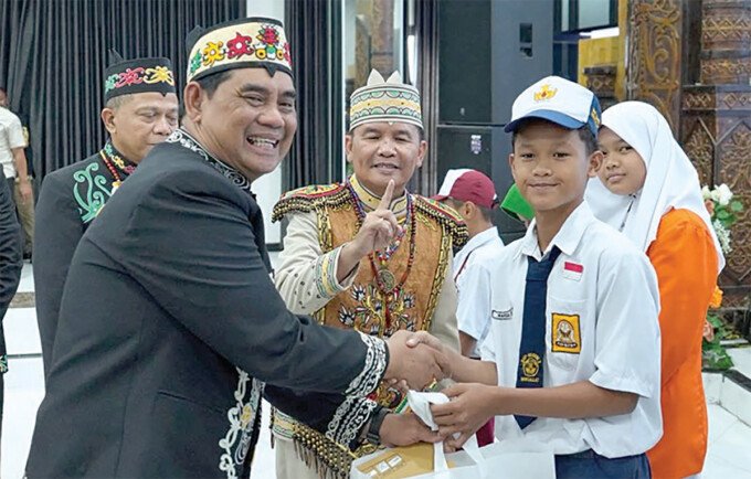 Bupati Barito Utara, H Shalahuddin ST MT (Tengah) memaparkan capaian Program 11.12 GASPOL dalam agenda Refleksi Satu Tahun Kepemimpinan di Gedung Balai Antang, Muara Teweh, Selasa (6/10).