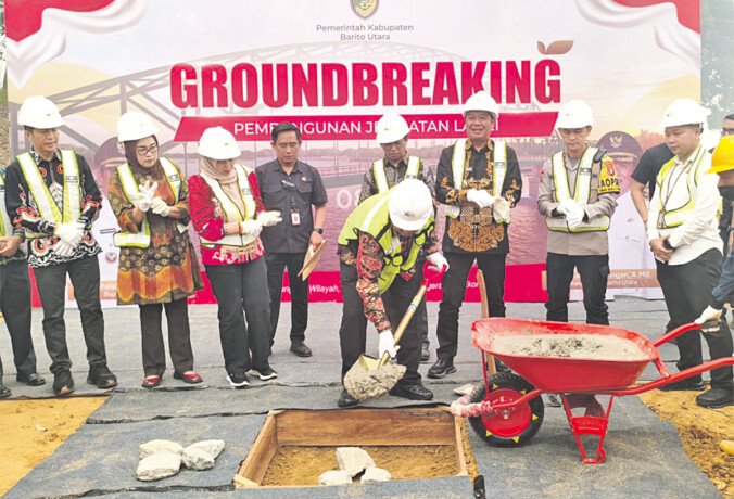 Bupati Barito Utara, H Shalahuddin ST MT (tengah) didampingi Wakil Bupati Felix Sonadie Y Tingan AMd, Sekretaris Daerah Drs Muhlis, dan jajaran Forkopimda melakukan peletakan batu pertama (groundbreaking) pembangunan Jembatan Lahei di Desa Lahei II, Kecamatan Lahei, Kamis (8/10).