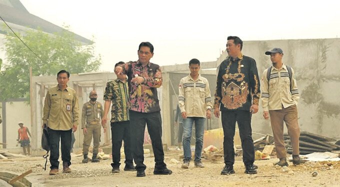 Bupati Barito Utara, H Shalahuddin ST MT (kiri) bersama Wakil Bupati, Felix Sonadie Y Tingan AMd meninjau progres rehabilitasi Arena Terbuka Tiara Batara, Kamis (8/10).