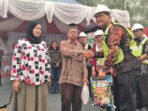 Bupati Barito Utara, H Shalahuddin ST MT, secara simbolis menyerahkan paket sembako kepada warga saat meninjau pelaksanaan pasar murah di Kecamatan Lahei, Kamis (8/10).