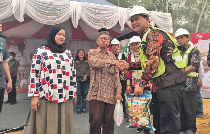 Bupati Barito Utara, H Shalahuddin ST MT, secara simbolis menyerahkan paket sembako kepada warga saat meninjau pelaksanaan pasar murah di Kecamatan Lahei, Kamis (8/10).