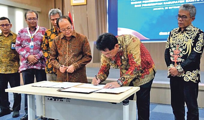 Bupati Barito Utara, H Shalahuddin ST MT menandatangani Nota Kesepakatan Pengembangan, Pembinaan, dan Perlindungan Bahasa dan Sastra di Jakarta, Selasa (29/9).