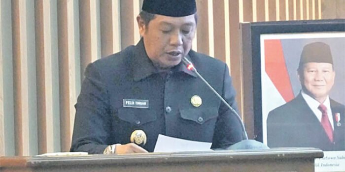 Wakil Bupati Barito Utara, Felix Sonadie Y Tingan membacakan pidato Jawaban Pemerintah atas Pemandangan Umum Fraksi-Fraksi DPRD, terkait Raperda APBD 2027 dalam Rapat Paripurna III Masa Sidang I, Rabu (30/9).