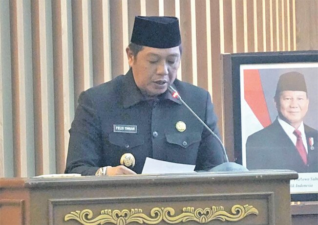 Wakil Bupati Barito Utara, Felix Sonadie Y Tingan membacakan pidato Jawaban Pemerintah atas Pemandangan Umum Fraksi-Fraksi DPRD, terkait Raperda APBD 2027 dalam Rapat Paripurna III Masa Sidang I, Rabu (30/9).