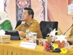 Ketua TP PKK Kabupaten Barito Utara, Hj Maya Savitri Shalahuddin (kiri), bersama Wakil Bupati Felix Sonadie Y Tingan AMd (tengah) dan Kepala Disdalduk KB dan P3A, Silas Patiung, menghadiri Rapat Tim Percepatan Penurunan Stunting (TPPS) Tahun 2026, di Aula Rujab Bupati, Selasa (13/10).
