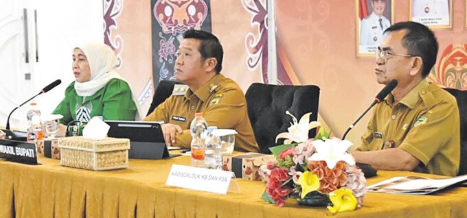 Ketua TP PKK Kabupaten Barito Utara, Hj Maya Savitri Shalahuddin (kiri), bersama Wakil Bupati Felix Sonadie Y Tingan AMd (tengah) dan Kepala Disdalduk KB dan P3A, Silas Patiung, menghadiri Rapat Tim Percepatan Penurunan Stunting (TPPS) Tahun 2026, di Aula Rujab Bupati, Selasa (13/10).