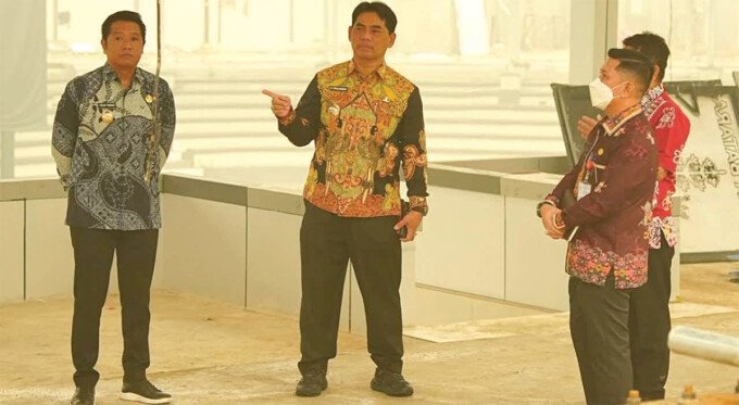 Bupati Barito Utara, H Shalahuddin ST MT bersama Wakil Bupati, Felix Sonadie Y Tingan AMd meninjau rehabilitasi Arena Terbuka Tiara Batara, Kamis (15/10).