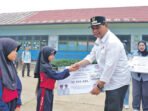 Bupati Barito Utara, H. Shalahuddin secara simbolis memberikan SIP Pintar Juara kepada salah satu siswi SDN 1 Montallat II, Jumat (16/10). Bupati Barito Utara, H. Shalahuddin secara simbolis memberikan SIP Pintar Juara kepada salah satu siswi SDN 1 Montallat II, Jumat (16/10).