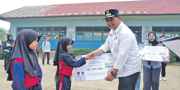 Bupati Barito Utara, H. Shalahuddin secara simbolis memberikan SIP Pintar Juara kepada salah satu siswi SDN 1 Montallat II, Jumat (16/10).