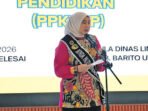 Barito Utara2 Bunda PAUD Kabupaten Barito Utara, Hj Maya Savitri Shalahuddin (tengah), didampingi Ketua GOW Barito Utara, Mira Apriyantinada Y Tingan, membuka kegiatan Bimtek Pengisian Dashboard PPKPSP, di Aula Dinas Lingkungan Hidup (DLH) Kabupaten Barito Utara, Selasa (20/10).