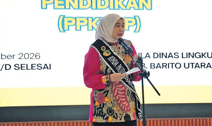 Bunda PAUD Kabupaten Barito Utara, Hj Maya Savitri Shalahuddin (tengah), didampingi Ketua GOW Barito Utara, Mira Apriyantinada Y Tingan, membuka kegiatan Bimtek Pengisian Dashboard PPKPSP, di Aula Dinas Lingkungan Hidup (DLH) Kabupaten Barito Utara, Selasa (20/10).