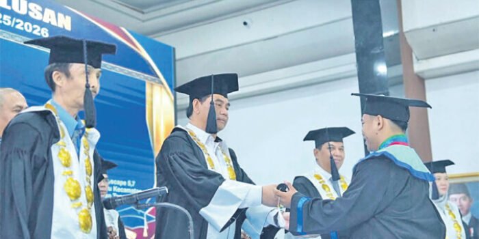 Bupati Barito Utara, H Shalahuddin ST MT menjadi Senat Kehormatan pada prosesi Wisuda Ke-XII Politeknik Muara Teweh Tahun Akademik 2025–2026, di Aula Gedung Balai Antang, Muara Teweh, Rabu (21/10). Bupati Barito Utara, H Shalahuddin ST MT menjadi Senat Kehormatan pada prosesi Wisuda Ke-XII Politeknik Muara Teweh Tahun Akademik 2025–2026, di Aula Gedung Balai Antang, Muara Teweh, Rabu (21/10).