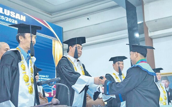 Bupati Barito Utara, H Shalahuddin ST MT menjadi Senat Kehormatan pada prosesi Wisuda Ke-XII Politeknik Muara Teweh Tahun Akademik 2025–2026, di Aula Gedung Balai Antang, Muara Teweh, Rabu (21/10).