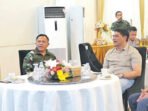 Bupati Barito Utara, H Shalahuddin ST MT menyambut kedatangan Pangdam XXII/ Tambun Bungai, Mayjen TNI Zainul Arifin SAP MSc, di Rumah Jabatan Bupati, Minggu (25/10). Bupati Barito Utara, H Shalahuddin ST MT menyambut kedatangan Pangdam XXII/ Tambun Bungai, Mayjen TNI Zainul Arifin SAP MSc, di Rumah Jabatan Bupati, Minggu (25/10).