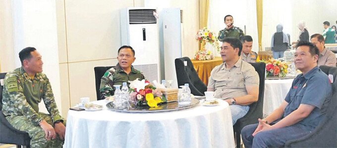 Bupati Barito Utara, H Shalahuddin ST MT menyambut kedatangan Pangdam XXII/ Tambun Bungai, Mayjen TNI Zainul Arifin SAP MSc, di Rumah Jabatan Bupati, Minggu (25/10).