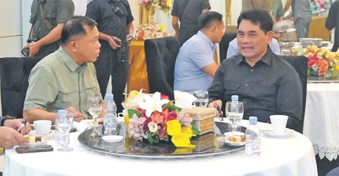 Bupati Barito Utara, H Shalahuddin ST MT (kanan), menggelar pertemuan ramah tamah dengan Pangdam XXII/ Tambun Bungai, Mayjen TNI Zainul Arifin, di Rumah Jabatan Bupati, Minggu (25/10).
