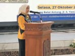 Bunda PAUD Kabupaten Barito Utara, Hj Maya Savitri Shalahuddin, memberikan sambutan sekaligus membuka Bimbi ngan Teknis, di Gedung Balai Antang, Selasa (27/10).