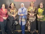 Ketua Dekranasda Barito Utara, Hj Maya Savitri Shalahuddin (tengah), bersama Ny Mira Apriyantinada Y Tingan, dan Ketua DWP, Ny Marsiana Muhlis, menghadiri pameran Kriyanusa 2026, di Jakarta Convention Center (JCC), Senin (28/9). Ketua Dekranasda Barito Utara, Hj Maya Savitri Shalahuddin (tengah), bersama Ny Mira Apriyantinada Y Tingan, dan Ketua DWP, Ny Marsiana Muhlis, menghadiri pameran Kriyanusa 2026, di Jakarta Convention Center (JCC), Senin (28/9).