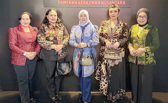 Ketua Dekranasda Barito Utara, Hj Maya Savitri Shalahuddin (tengah), bersama Ny Mira Apriyantinada Y Tingan, dan Ketua DWP, Ny Marsiana Muhlis, menghadiri pameran Kriyanusa 2026, di Jakarta Convention Center (JCC), Senin (28/9).