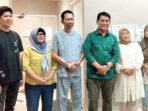 Bupati Barito Utara, H Shalahuddin ST MT (tiga dari kanan) bersama istri menjenguk mendiang H Nadalsyah, ketika masih menjalani perawatan medis di Rumah Sakit Siloam, Jakarta, beberapa waktu lalu.