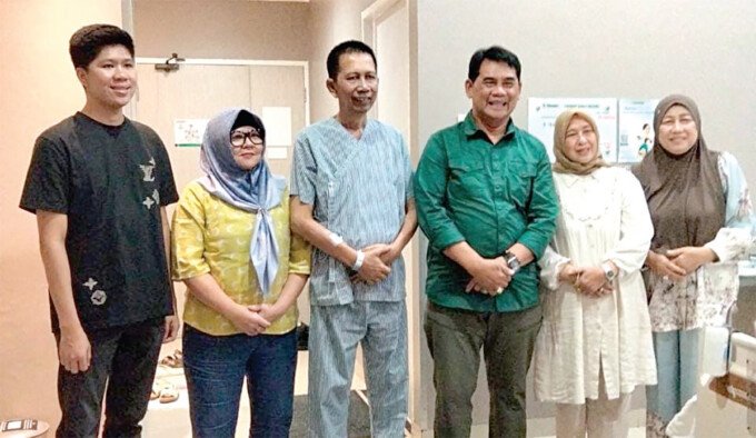 Bupati Barito Utara, H Shalahuddin ST MT (tiga dari kanan) bersama istri menjenguk mendiang H Nadalsyah, ketika masih menjalani perawatan medis di Rumah Sakit Siloam, Jakarta, beberapa waktu lalu.